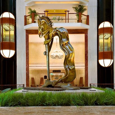 فندق ذا لاليت مومباي المظهر الخارجي الصورة The sculpture in the lobby of the Taj Bengal