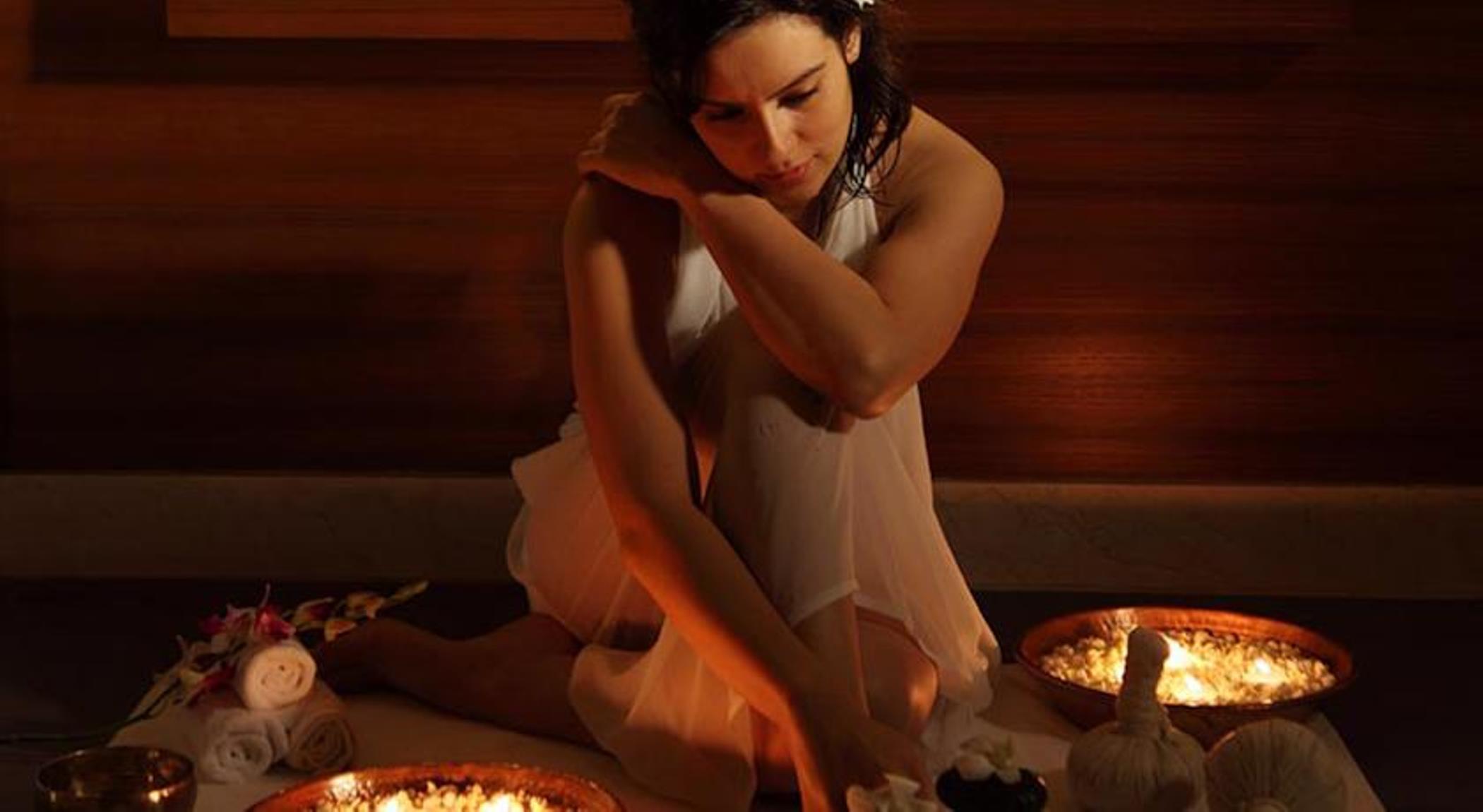 فندق ذا لاليت مومباي المظهر الخارجي الصورة A woman in a spa