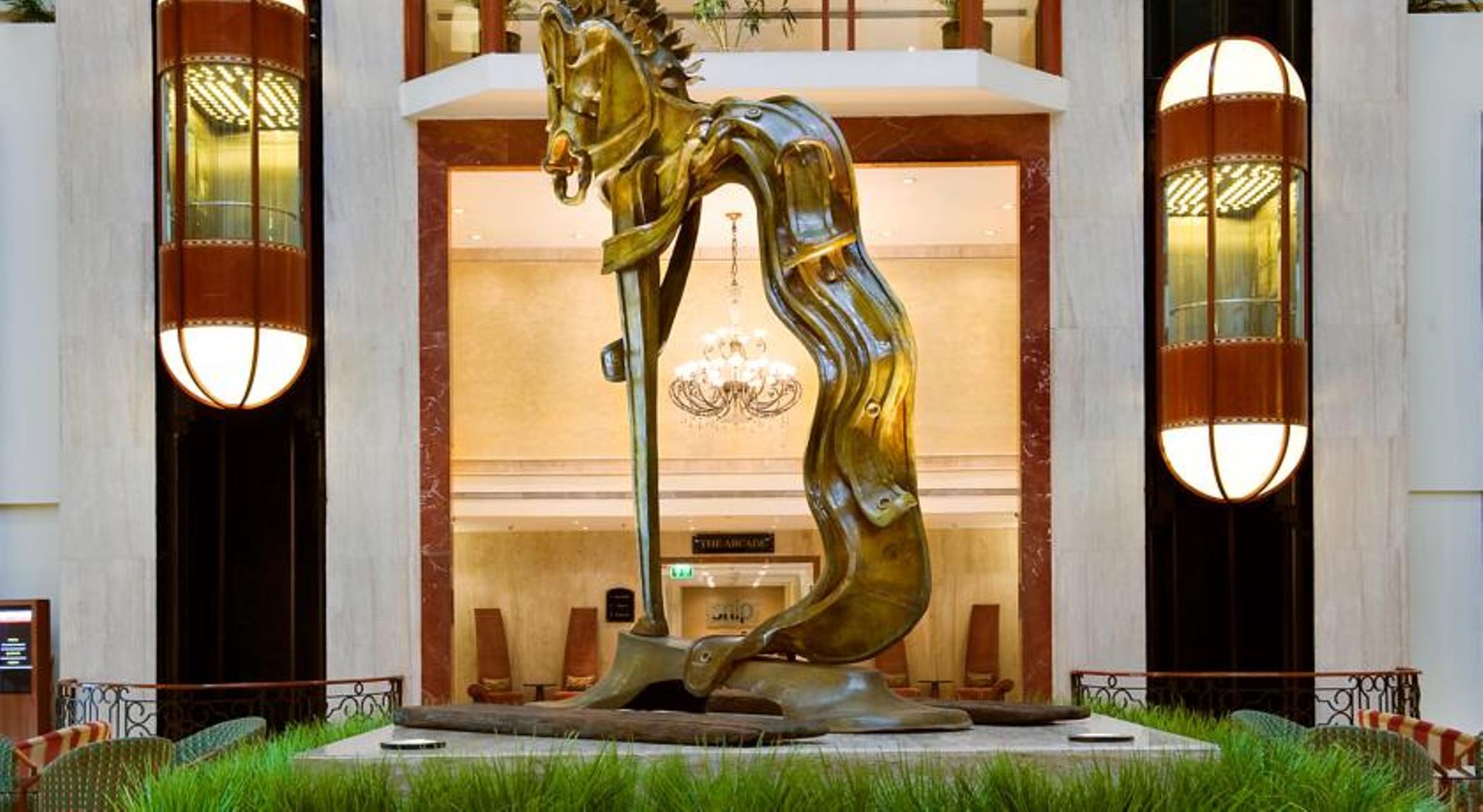 فندق ذا لاليت مومباي المظهر الخارجي الصورة The sculpture of the horse