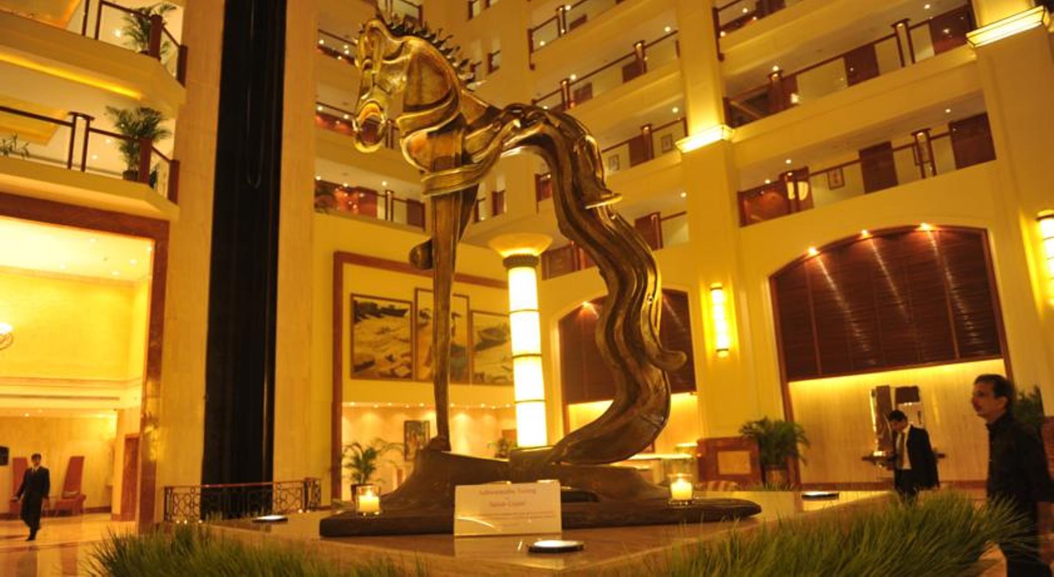 فندق ذا لاليت مومباي المظهر الخارجي الصورة The lobby of the Grand Hotel