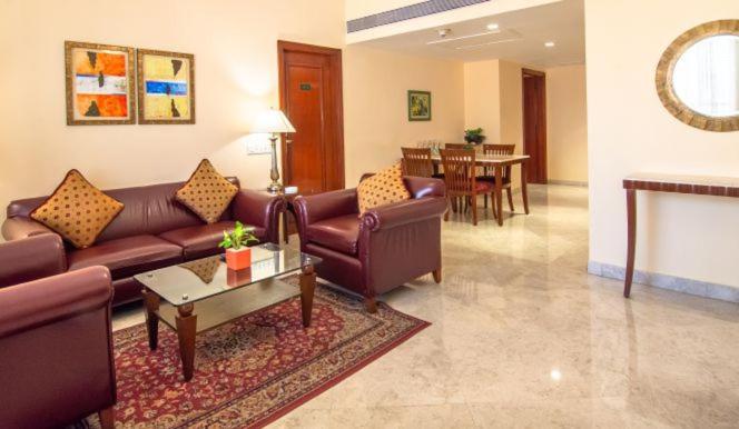 فندق ذا لاليت مومباي المظهر الخارجي الصورة A living room in a suite at the Taj Bengal