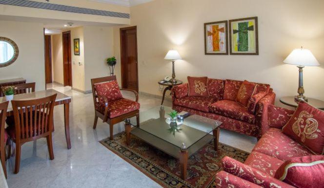 فندق ذا لاليت مومباي المظهر الخارجي الصورة A living room in a suite at the Taj Bengal
