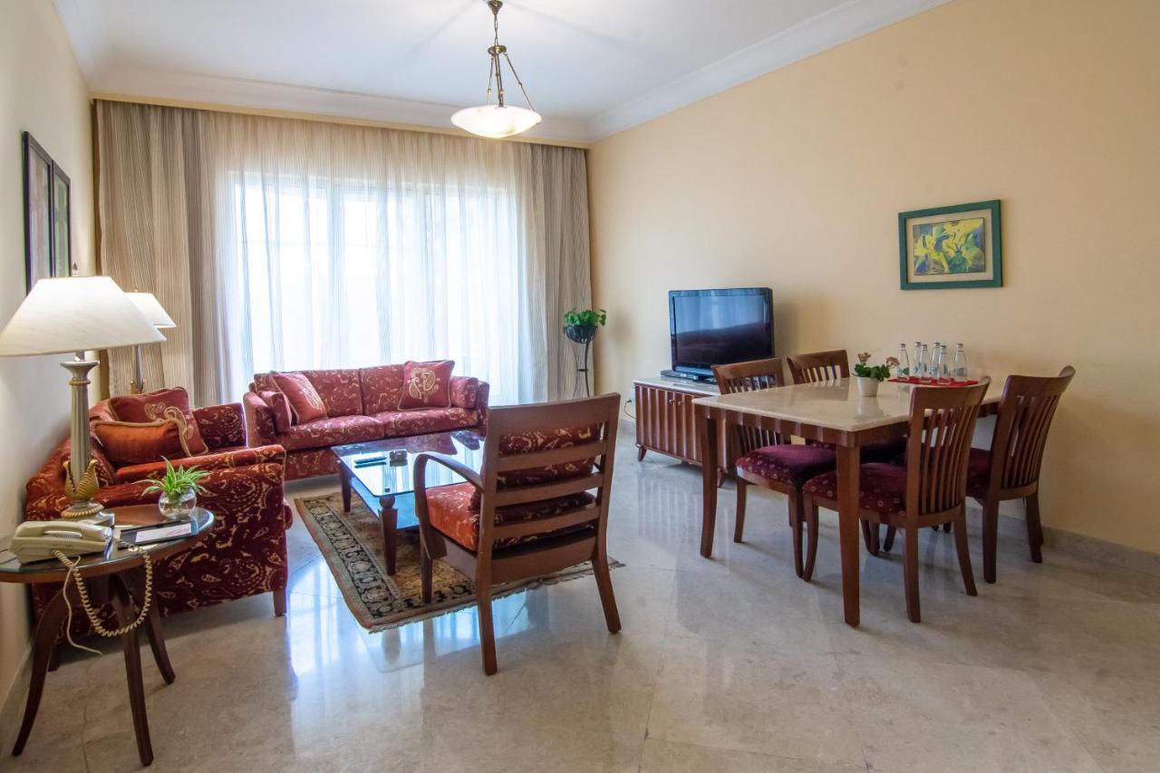 فندق ذا لاليت مومباي المظهر الخارجي الصورة A living room in a typical apartment