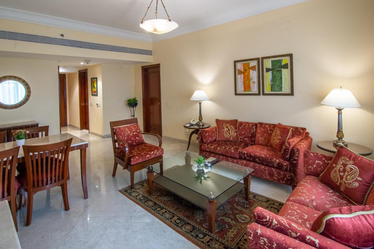 فندق ذا لاليت مومباي المظهر الخارجي الصورة A living room in a suite at the Taj Bengal