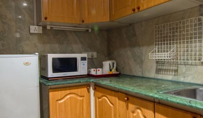 فندق ذا لاليت مومباي المظهر الخارجي الصورة A typical kitchen in a one-bedroom apartment