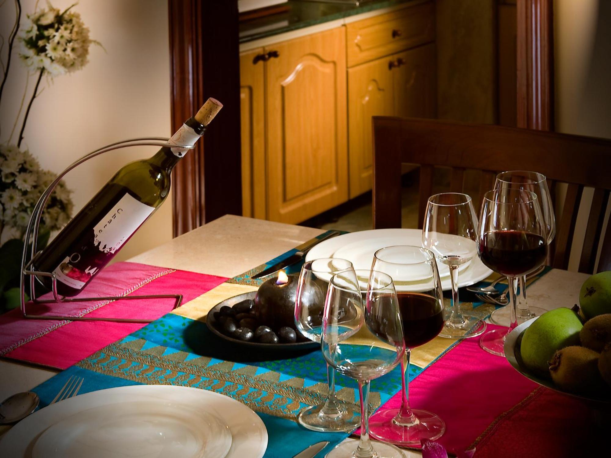 فندق ذا لاليت مومباي المظهر الخارجي الصورة A wine bottle and glasses
