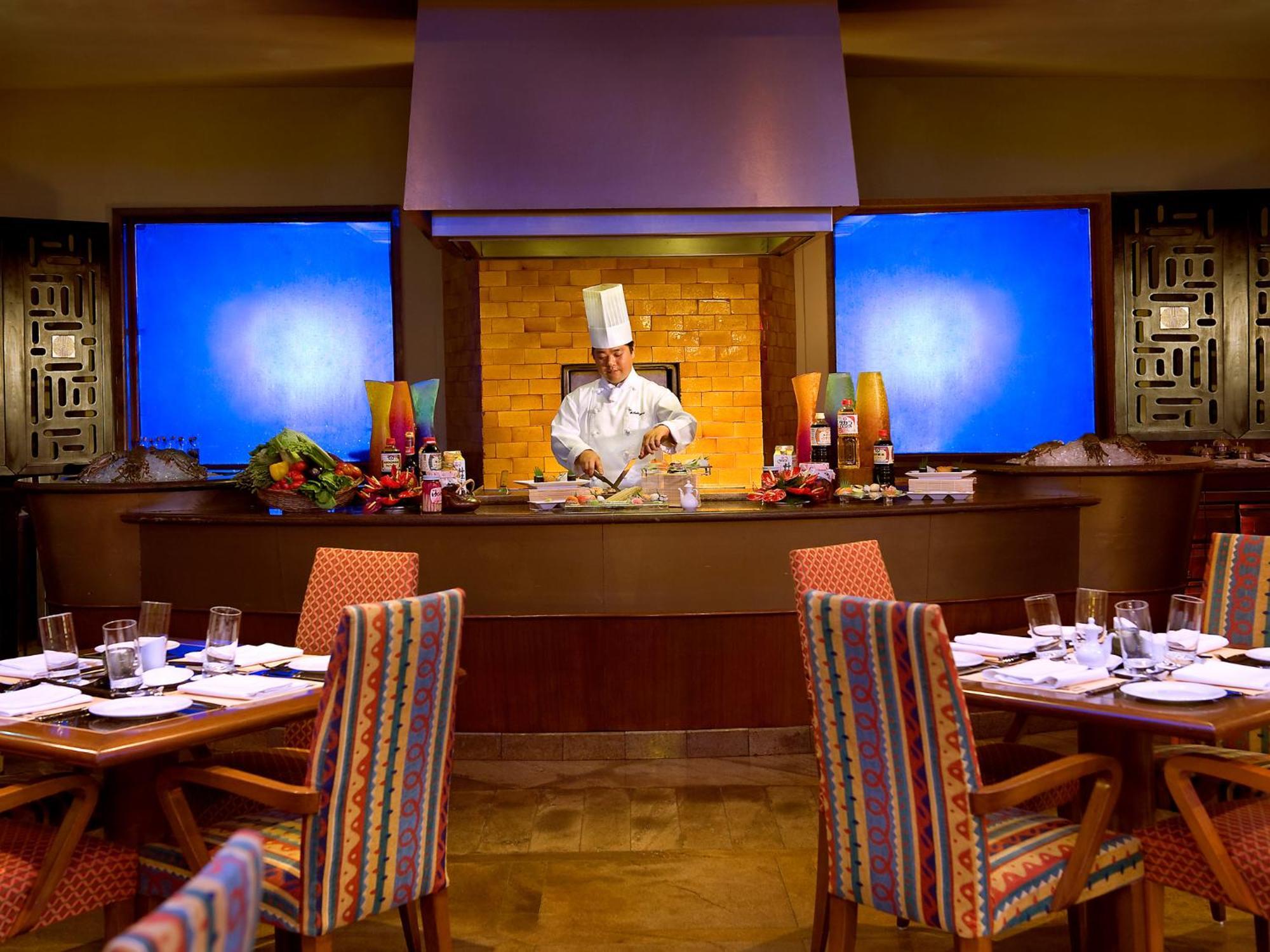 فندق ذا لاليت مومباي المظهر الخارجي الصورة A restaurant at the Atlantis Paradise Island