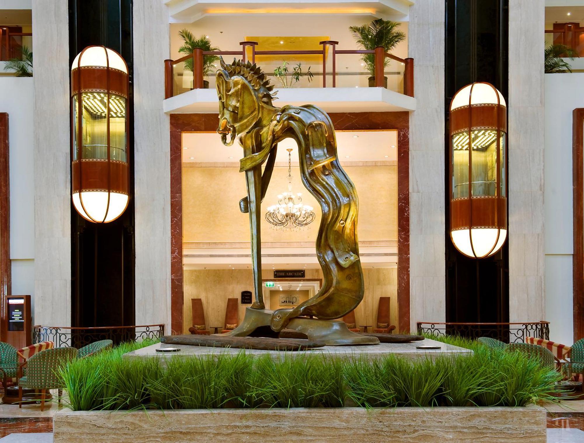 فندق ذا لاليت مومباي المظهر الخارجي الصورة The sculpture in the lobby of the Taj Bengal
