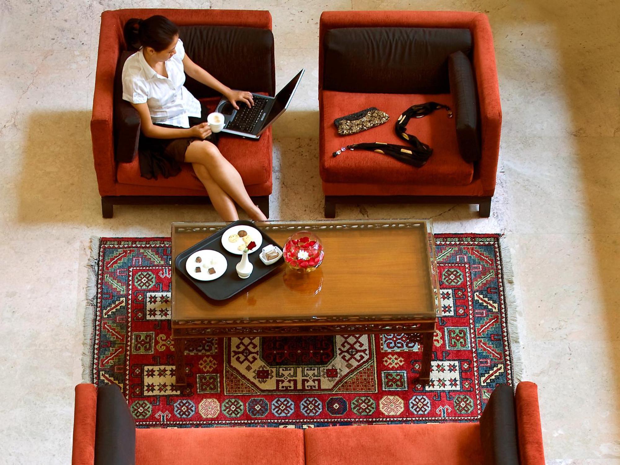 فندق ذا لاليت مومباي المظهر الخارجي الصورة A student studying in the library