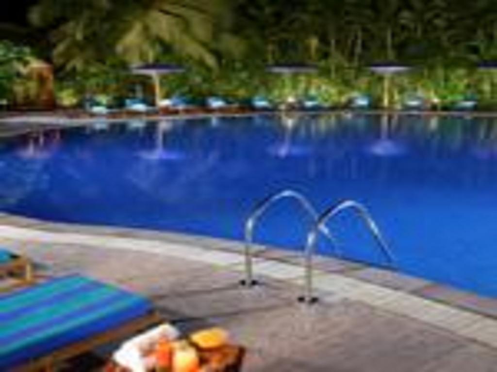 فندق ذا لاليت مومباي المرافق الصورة The pool at the hotel