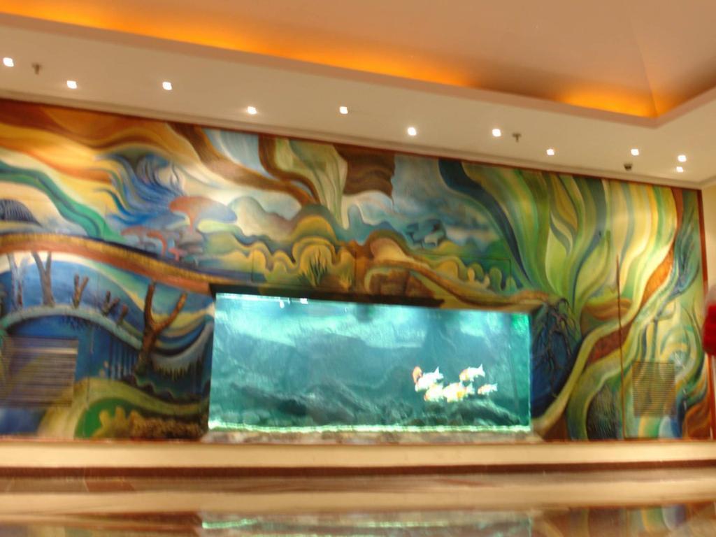 فندق ذا لاليت مومباي المظهر الخارجي الصورة The aquarium at the lobby