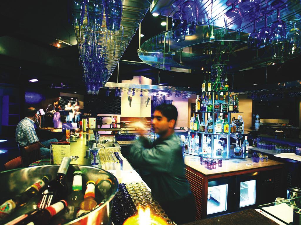 فندق ذا لاليت مومباي المظهر الخارجي الصورة The bar at the nightclub