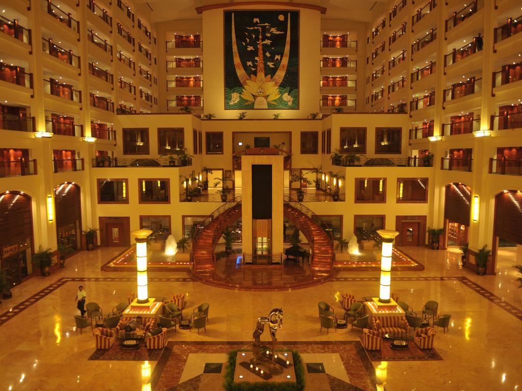 فندق ذا لاليت مومباي المظهر الخارجي الصورة The lobby of the Grand Hotel