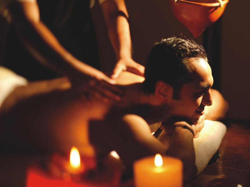 فندق ذا لاليت مومباي المظهر الخارجي الصورة A massage therapist working on a client