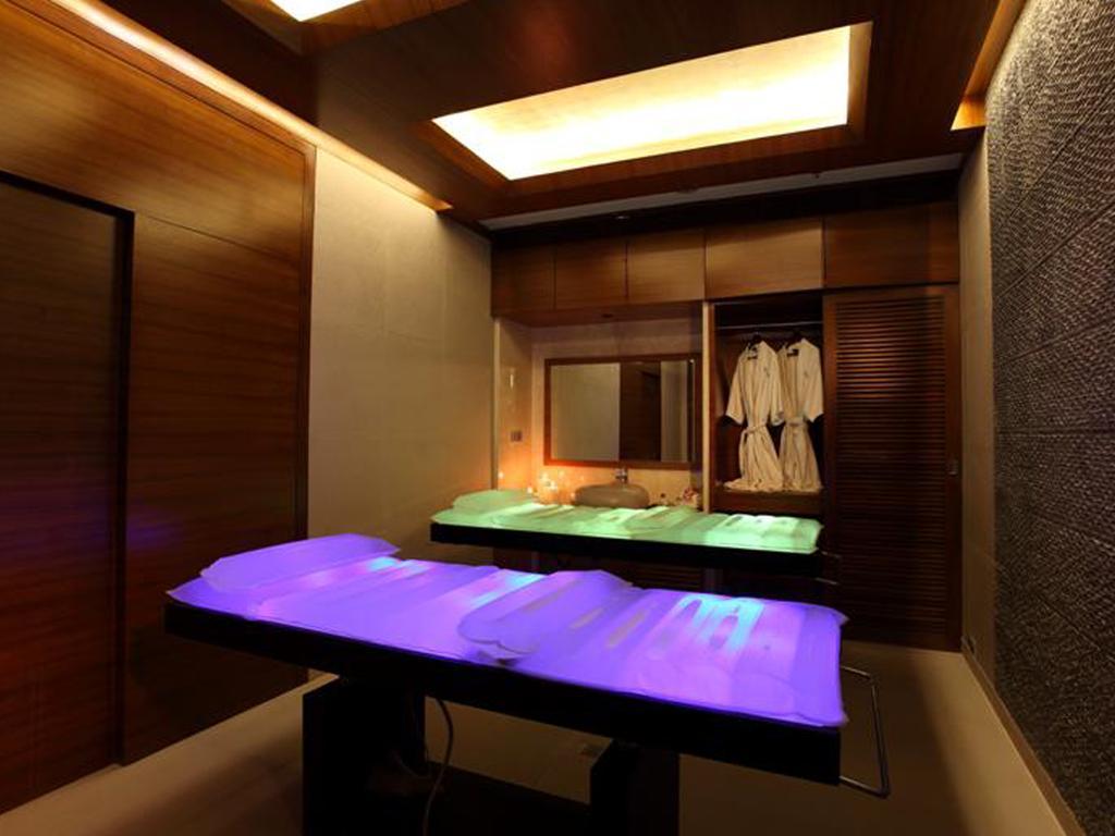 فندق ذا لاليت مومباي المرافق الصورة A massage room at a spa
