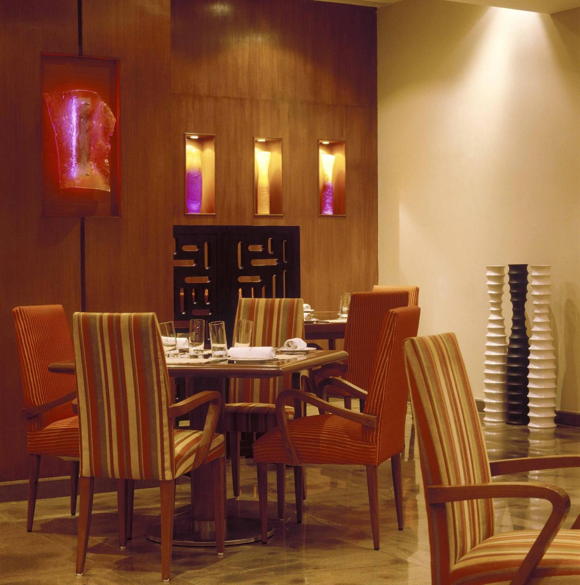 فندق ذا لاليت مومباي المظهر الخارجي الصورة A restaurant in a hotel